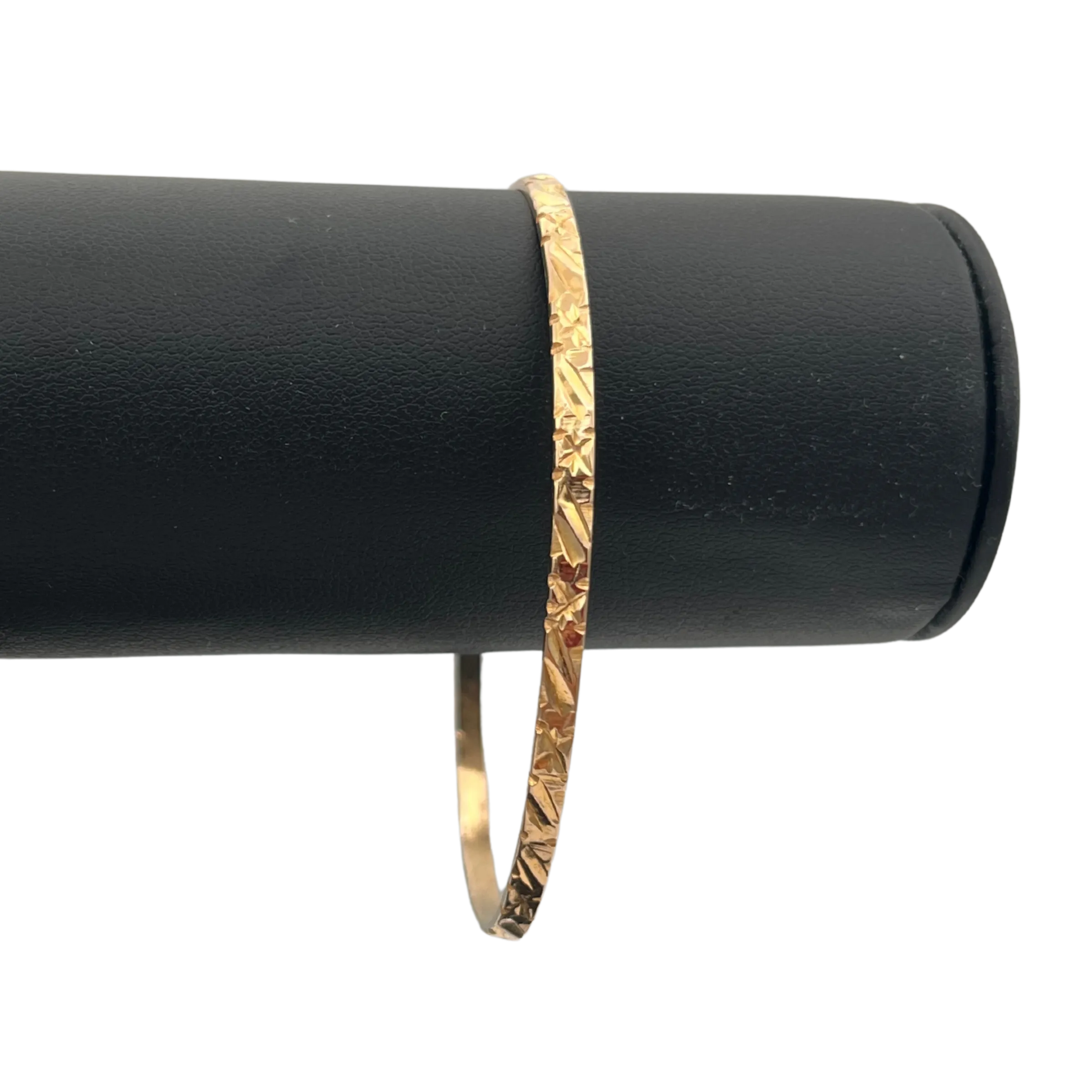 Vintage 18k solid gold Bangle with hand engraved motif